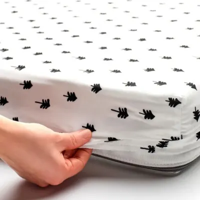 Gronfink fitted sheet for cot tree pattern