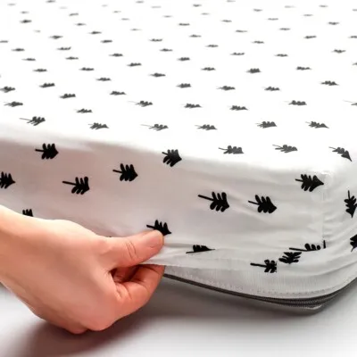 Gronfink fitted sheet for cot tree pattern